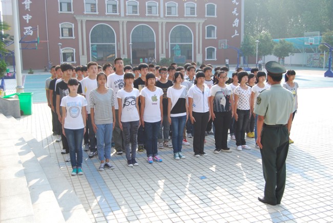 洛陽東外中學(xué)部新生軍訓(xùn)會操表演