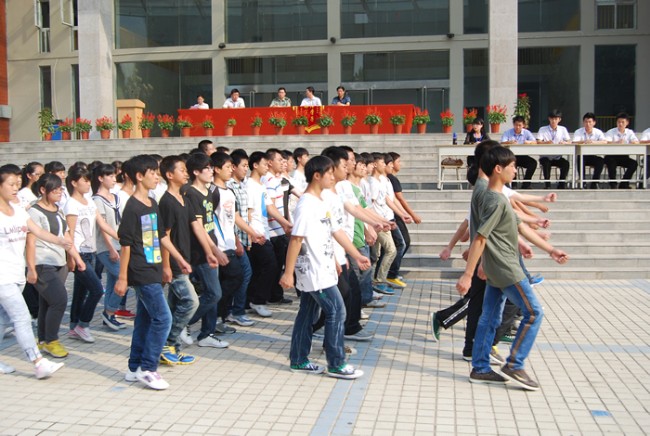 洛陽東外中學(xué)部新生軍訓(xùn)會操表演