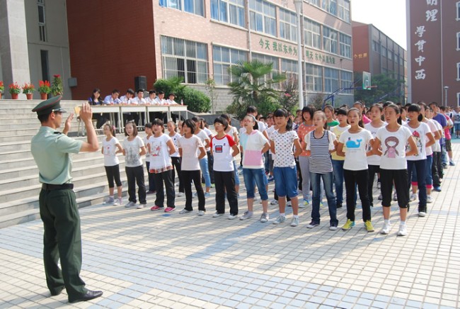 洛陽東外中學(xué)部新生軍訓(xùn)會操表演