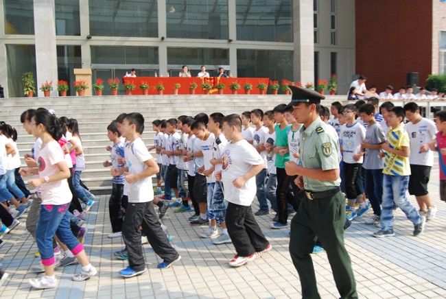 洛陽東外中學(xué)部新生軍訓(xùn)會操表演