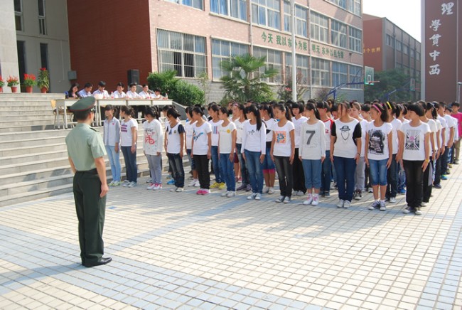 洛陽東外中學(xué)部新生軍訓(xùn)會操表演