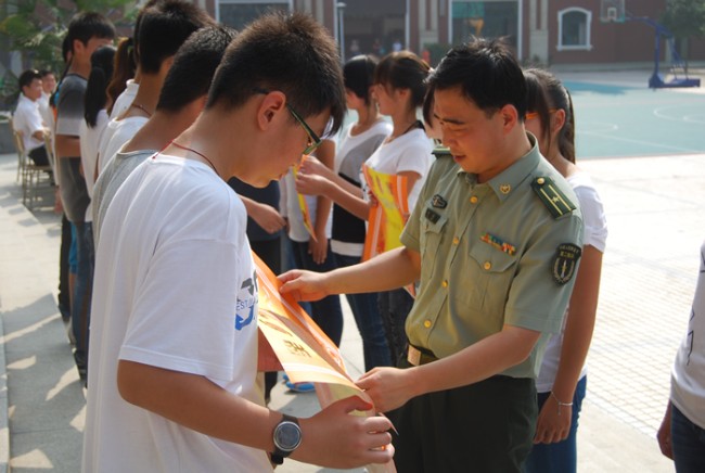 洛陽(yáng)東外中學(xué)部新生軍訓(xùn)會(huì)操表演