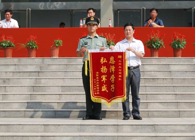 洛陽(yáng)東外中學(xué)部新生軍訓(xùn)會(huì)操表演