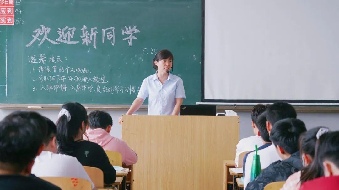 新生報(bào)到丨初見(jiàn)傾“新”，很高興遇見(jiàn)你