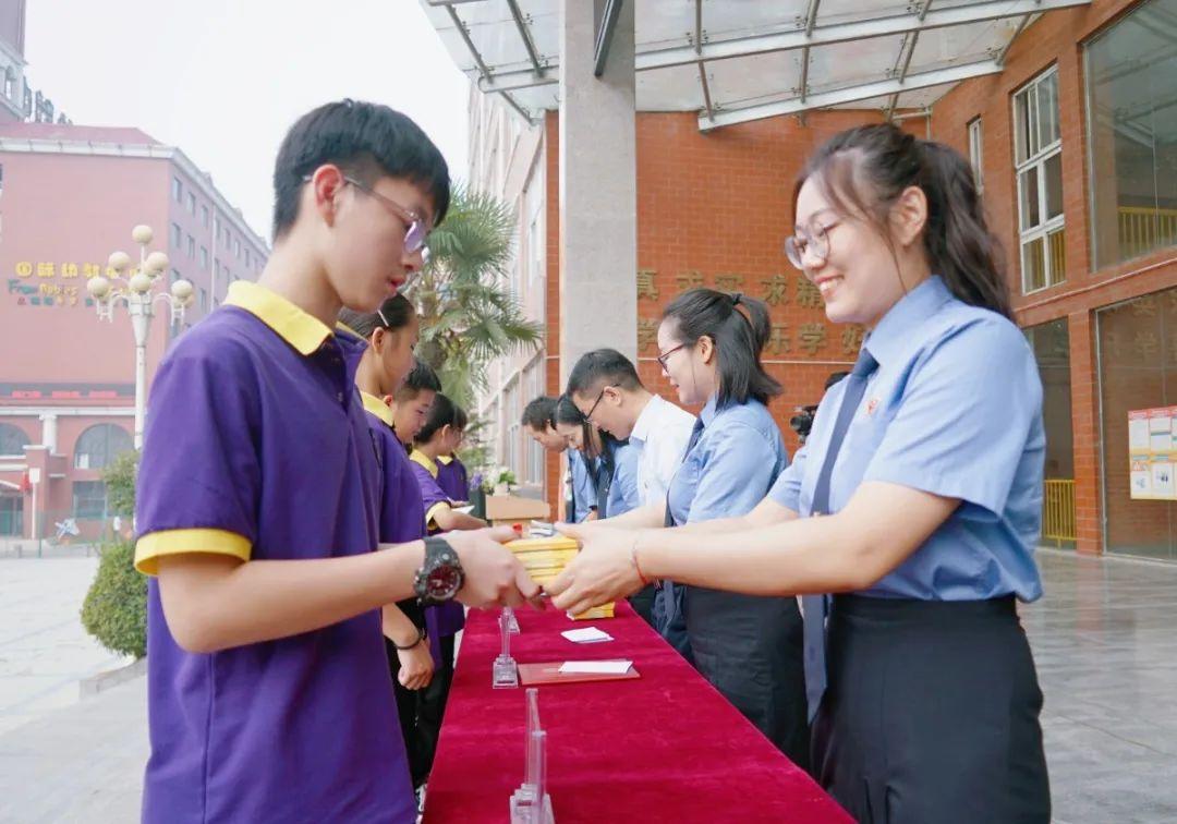 敬法律之劍 做守法公民—洛陽東外法治副校長聘任儀式暨法治講座