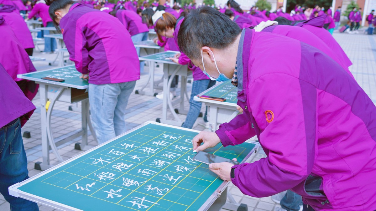 翰墨獻(xiàn)禮 紅色韶華—洛陽東外小學(xué)部迎建黨100周年現(xiàn)場(chǎng)書法活動(dòng)