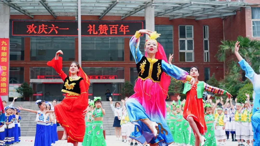 洛陽東方外國語幼兒園獻(xiàn)禮建黨一百年暨六一民族大聯(lián)歡活動(dòng)