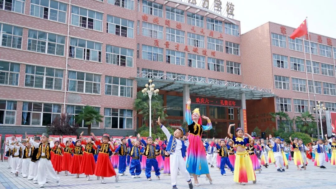 洛陽東方外國語幼兒園獻(xiàn)禮建黨一百年暨六一民族大聯(lián)歡活動(dòng)