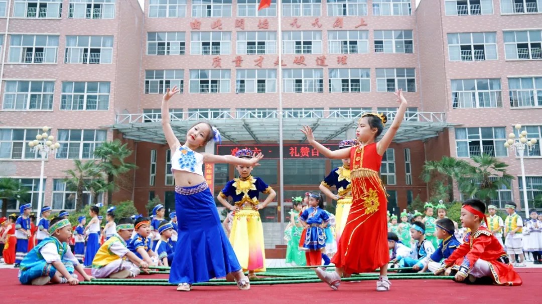 洛陽東方外國語幼兒園獻(xiàn)禮建黨一百年暨六一民族大聯(lián)歡活動(dòng)