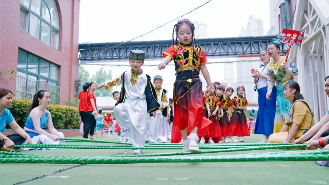 洛陽東方外國語幼兒園獻(xiàn)禮建黨一百年暨六一民族大聯(lián)歡活動(dòng)