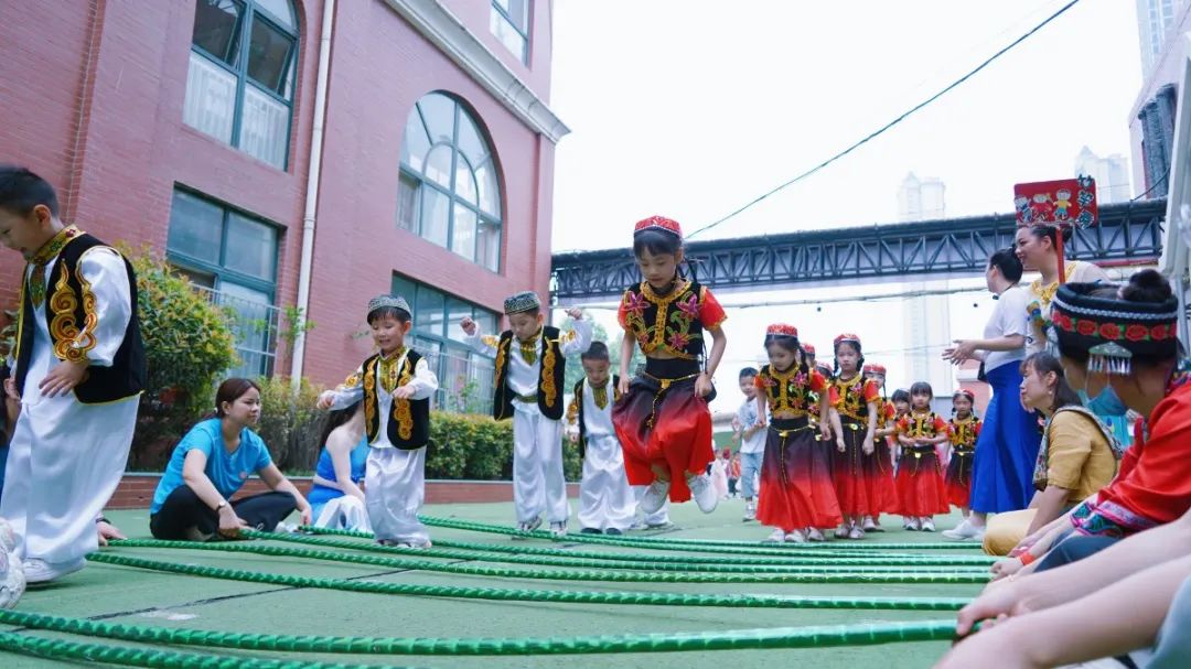 洛陽東方外國語幼兒園獻(xiàn)禮建黨一百年暨六一民族大聯(lián)歡活動(dòng)